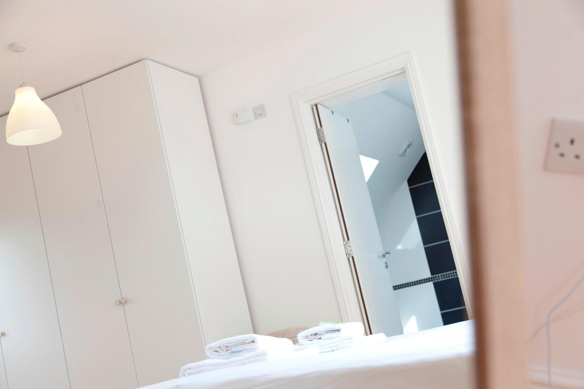 Pass The Keys 49 Byron Square Modern And Spacious 3 Bed With Free Parking *