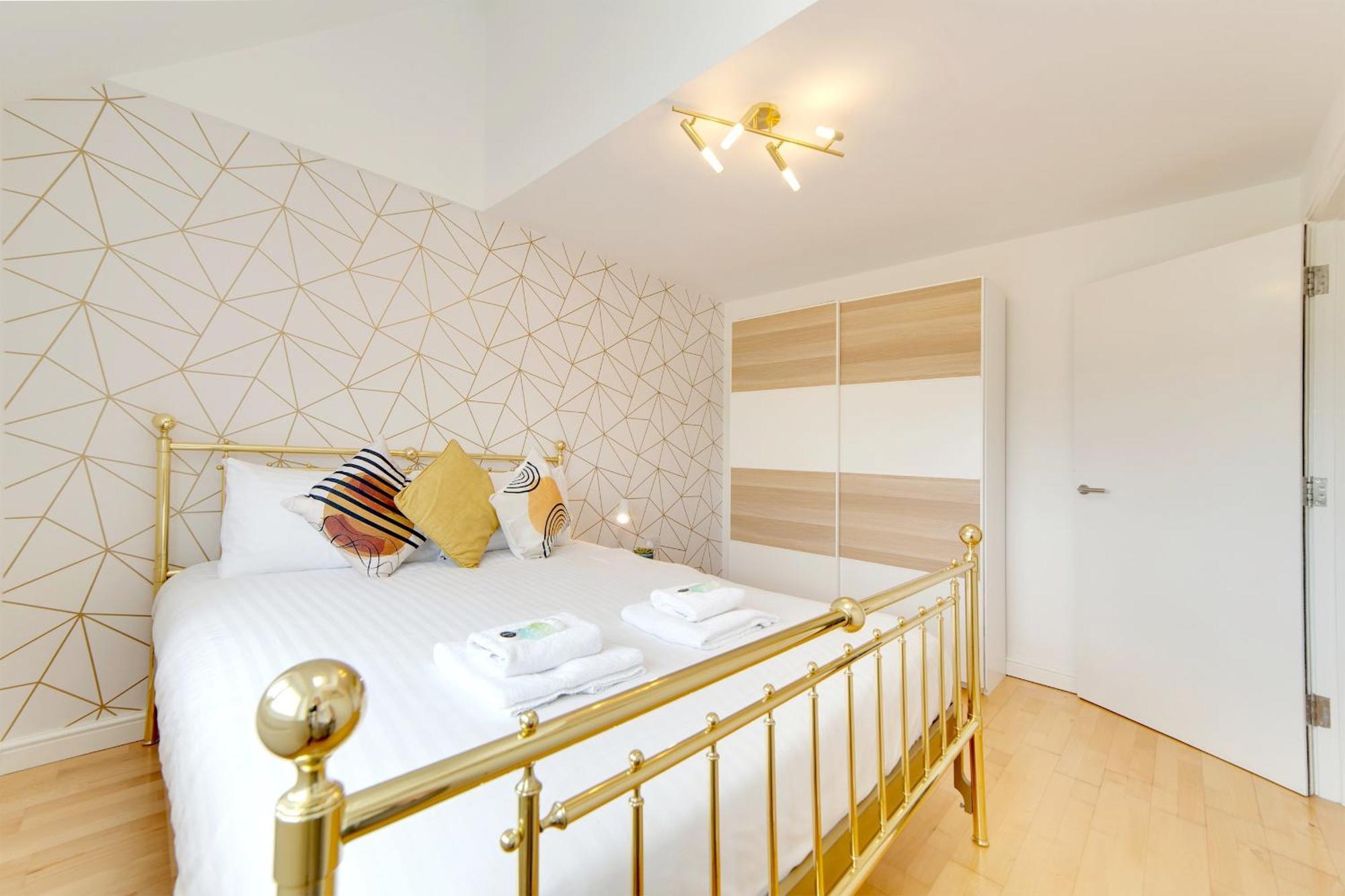 Pass The Keys 49 Byron Square Modern And Spacious 3 Bed With Free Parking *
